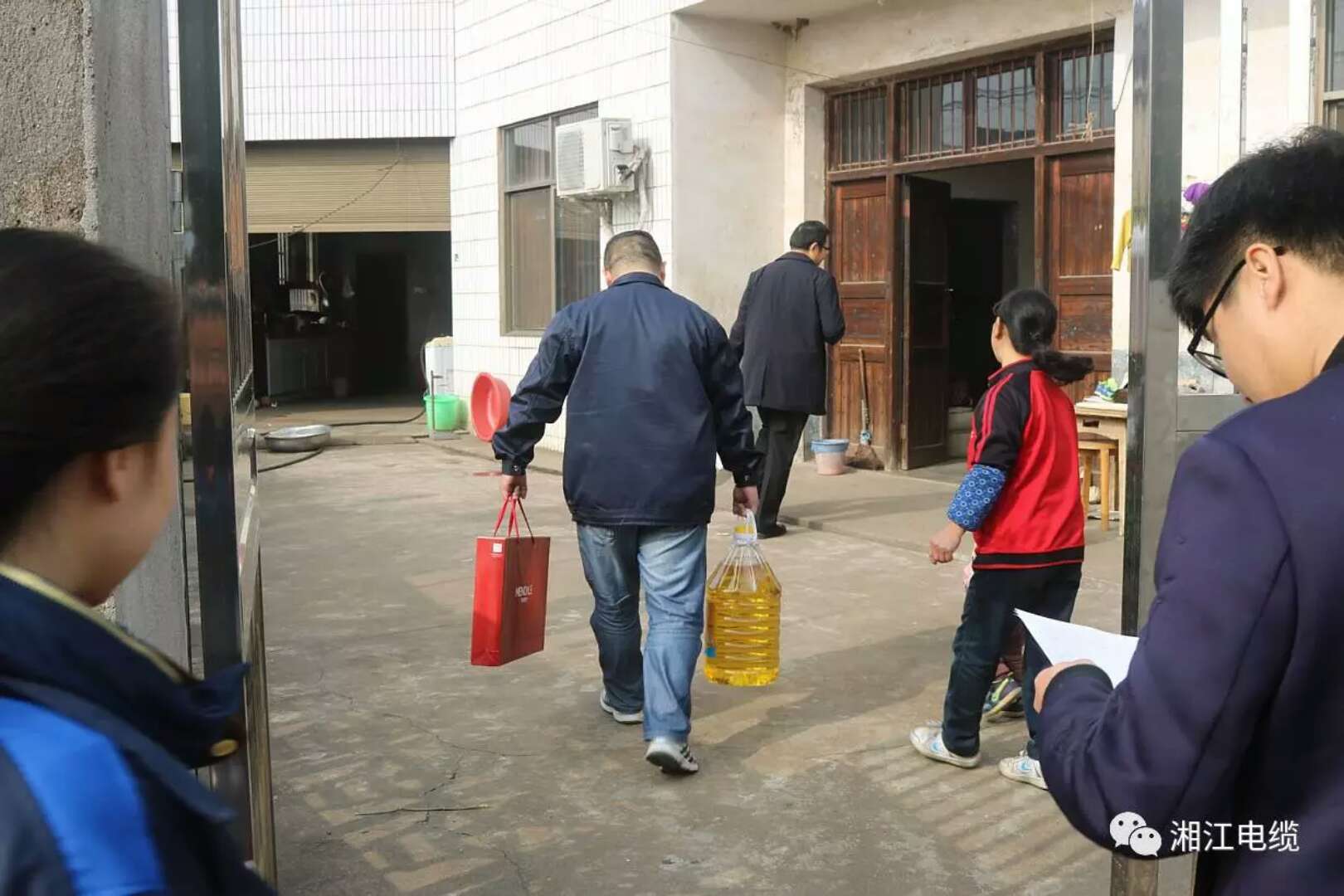 愛心凝聚力量，希望成就未來。湘江電纜參與“精準扶貧”